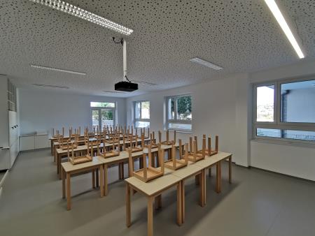 Prizidek OŠ Sečovlje z dvema učilnicama SODOBNO OPREMLJENA UČILNICA